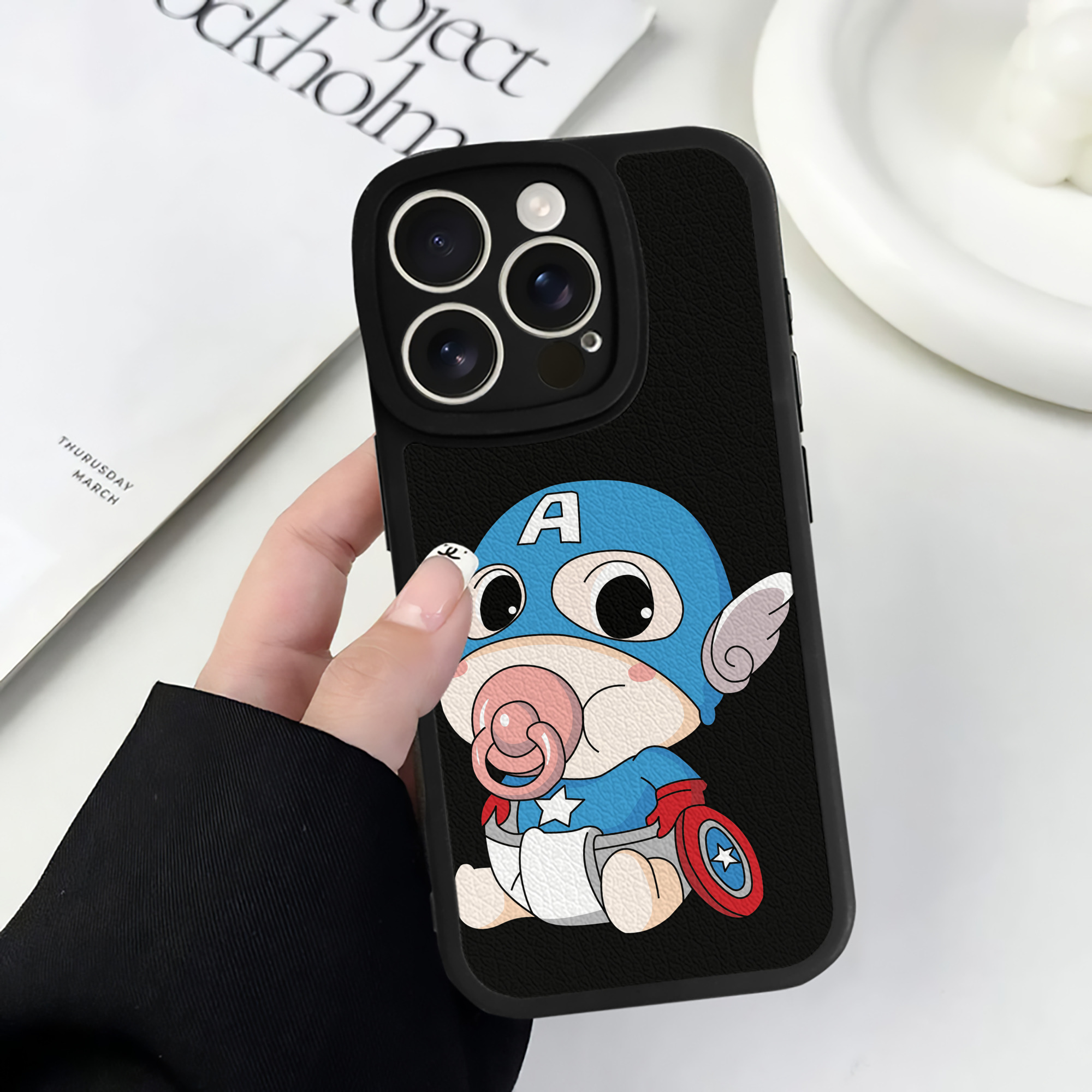 （画像用） アベンジャーズ The Avengers 【iPhone 16シリーズ対応】シリコンスマホケース（レザー調） 材質：シリコン